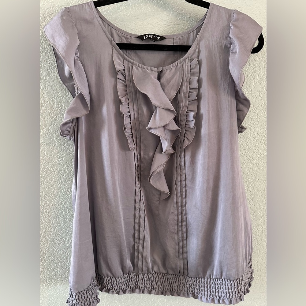 Express Ruffle Front Floral Banded Bottom Top in Gray, Size Large